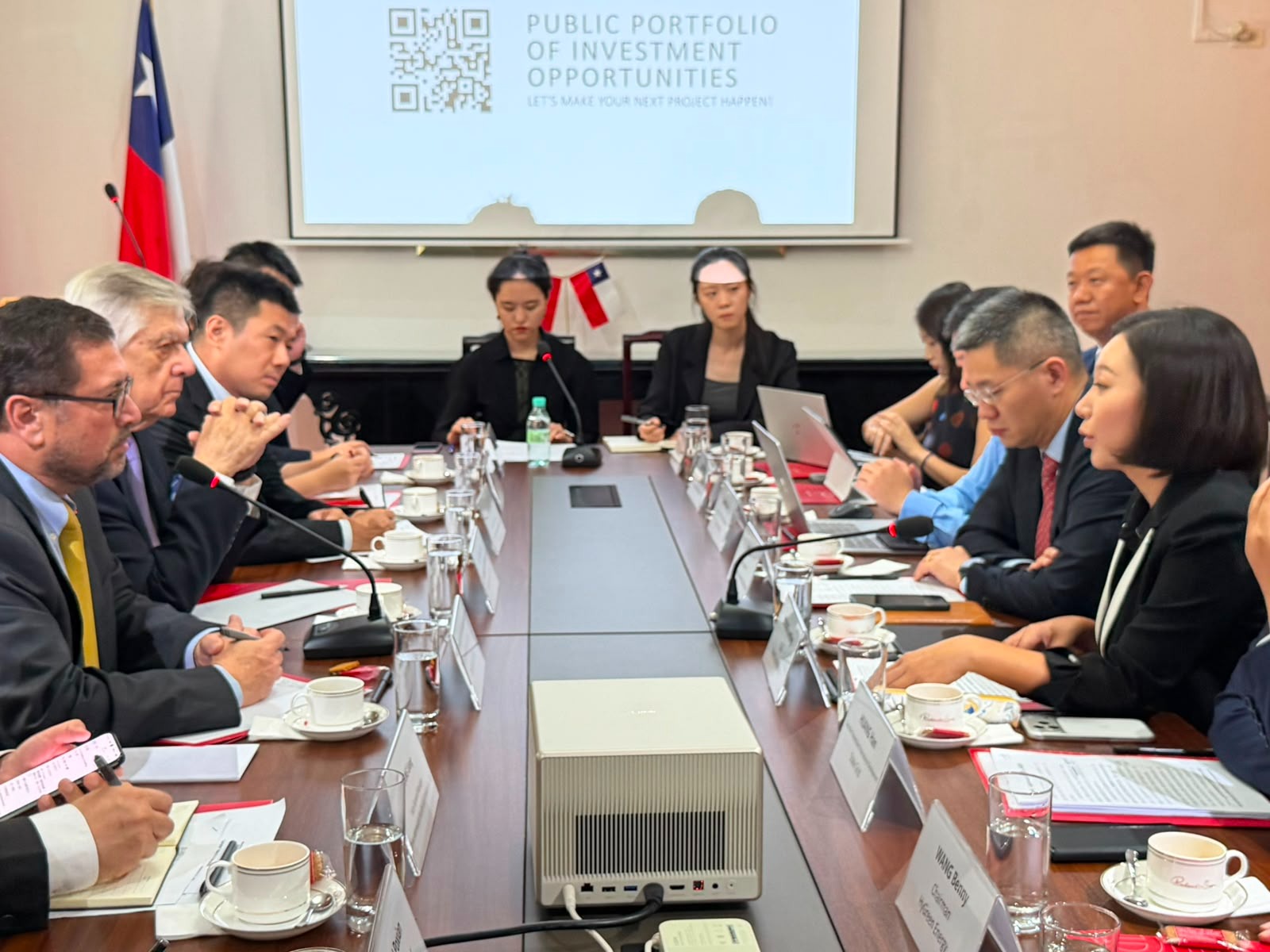 Canciller se reúne con empresarios chinos y los invita a invertir y comprar productos chilenos: