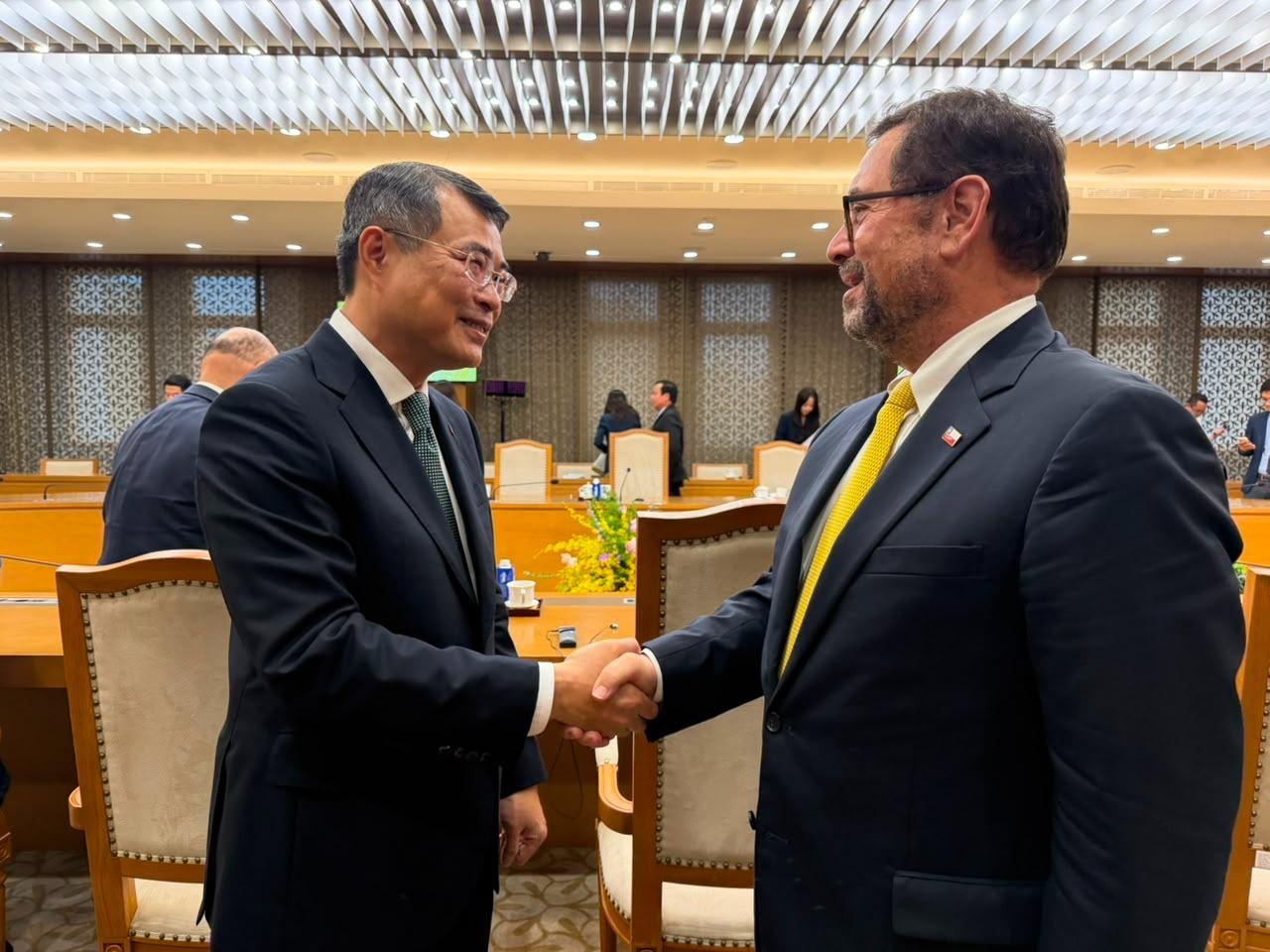 Canciller sigue su periplo por el Sudeste Asiático con reuniones en Vietnam para potenciar comercio e inversiones