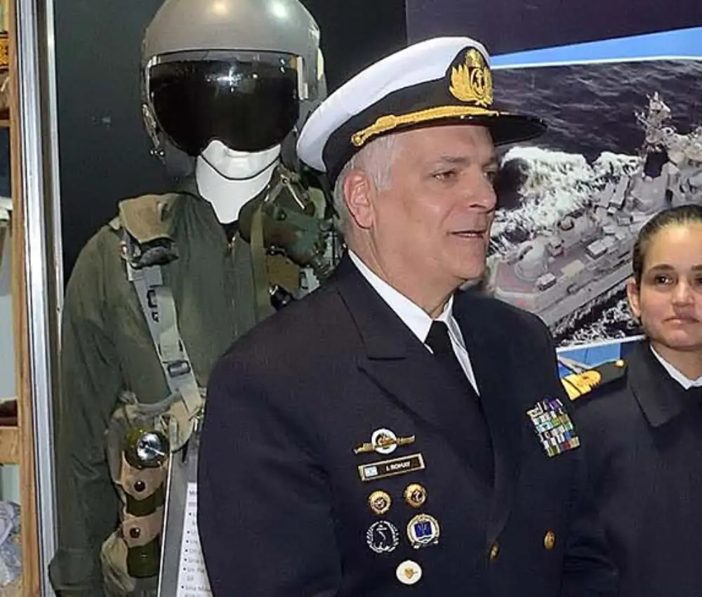 Jefe de la Armada argentina dice que el Estrecho de Magallanes pertenece a Chile pero queda la duda "por el extremo Sur, el Cabo de Hornos"