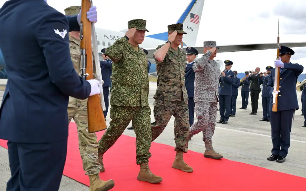 Jefe del Comando Sur de EEUU llega a Colombia y se reúne con nueva cúpula militar