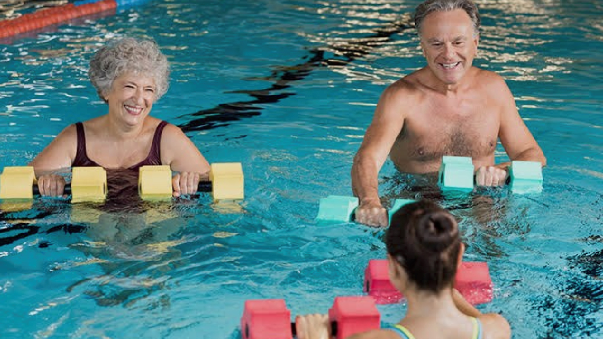 Expertos recomiendan combinar entrenamiento de fuerza con natación para fortalecer la salud