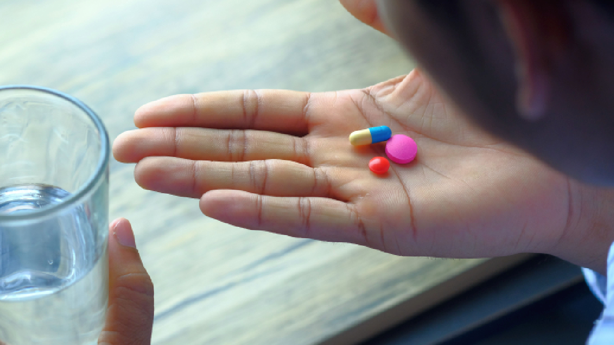 ¿Con qué tomas tus medicamentos? Café, leche y algunos jugos pueden alterar su efecto