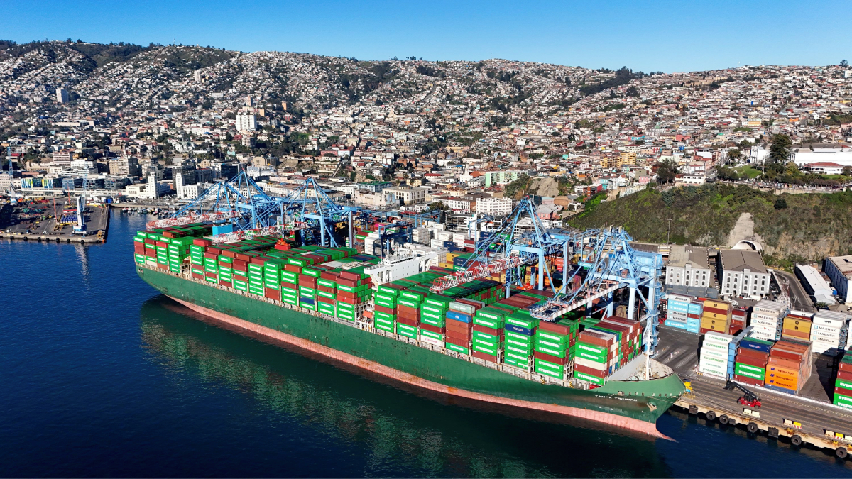 Puerto Valparaíso recibe a uno de los buques de mayor tamaño que han arribado al país