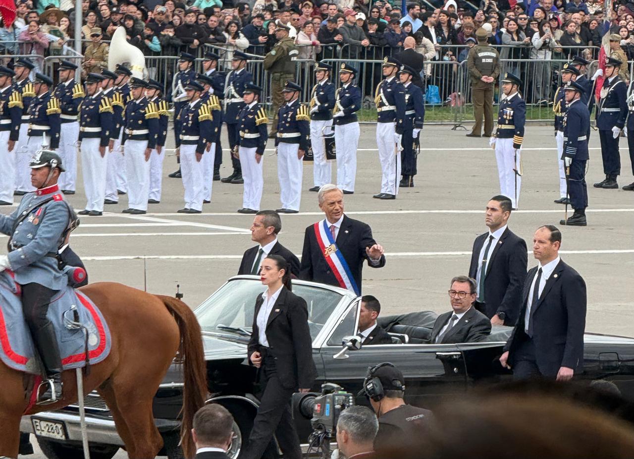 Pdte Kast vio su primera Parada Militar ante el despliegue de más de 10 mil efectivos