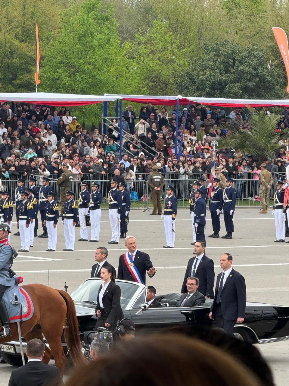 Pdte Kast vio su primera Parada Militar ante el despliegue de más de 10 mil efectivos