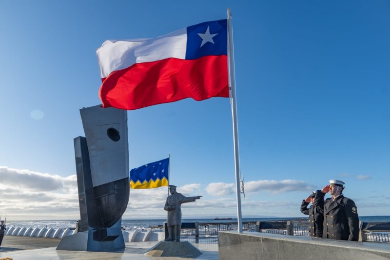 Barros envía mensaje por soberanía del Estrecho de Magallanes: Visita unidades de las FFAA de la región
