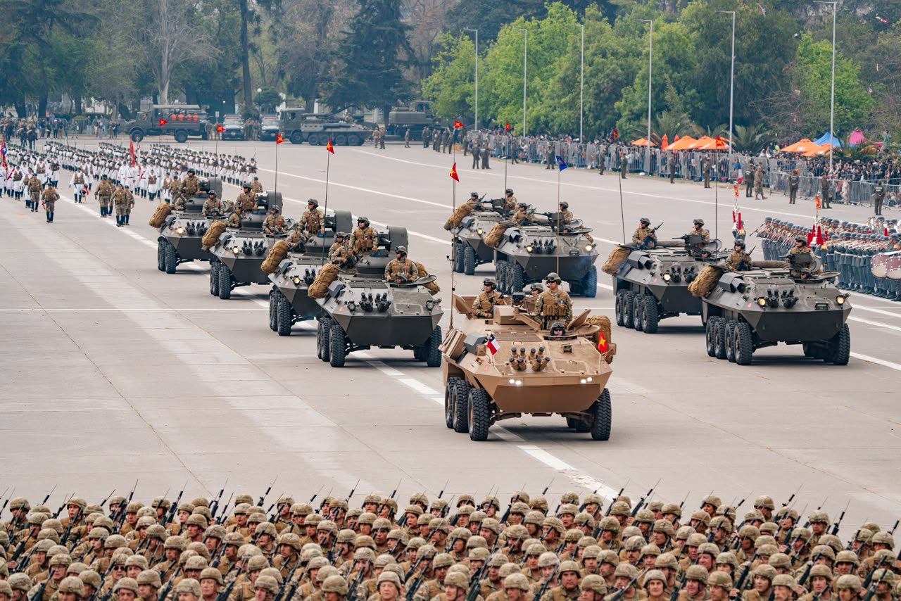 Pdte Kast vio su primera Parada Militar ante el despliegue de más de 10 mil efectivos