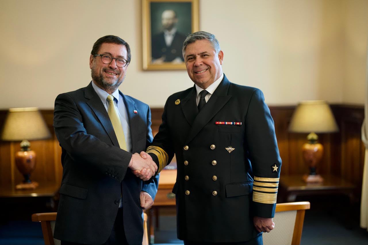Canciller y CJ de la Armada revisan trabajo conjunto por defensa de soberanía