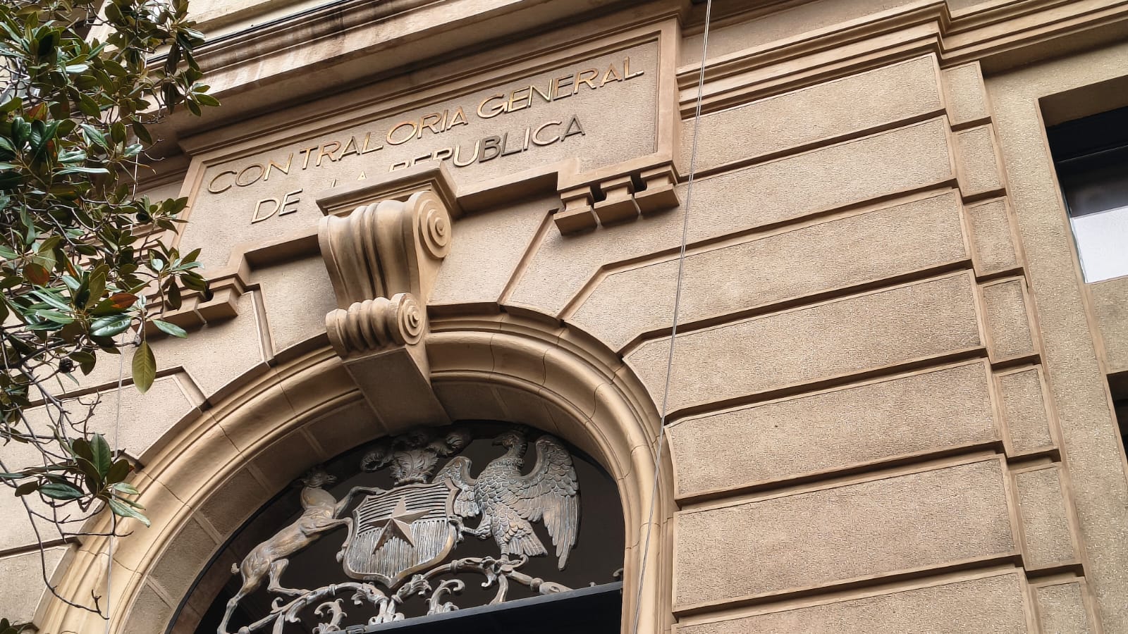 Contraloría detecta funcionarios públicos suspendidos por años y que reciben remuneraciones