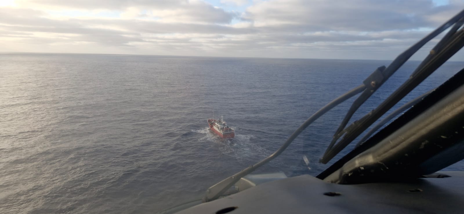 Armada despliega amplio operativo para evacuar a tripulante desde alta mar
