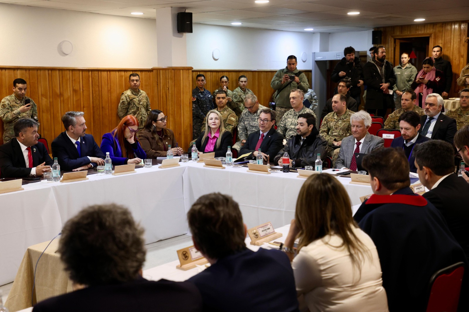 Barros cierra visita a Magallanes con reivindicación de la importancia del Estrecho y con plan de inversiones para renovar capacidades de las FFAA