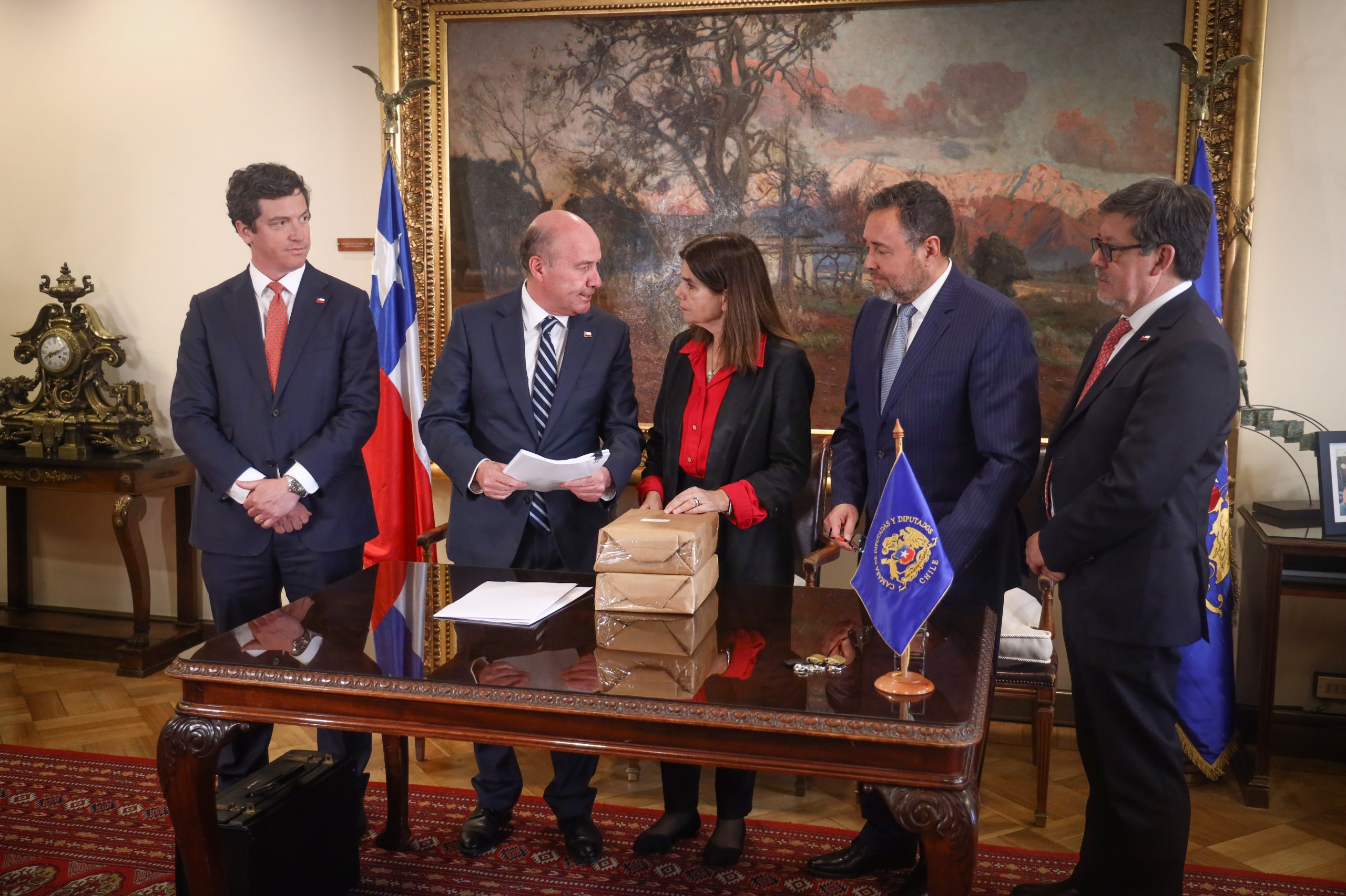 Gobierno ingresa Presupuesto 2027 con gasto que se incrementa en 1,5%: “Es una expansión moderada y responsable”