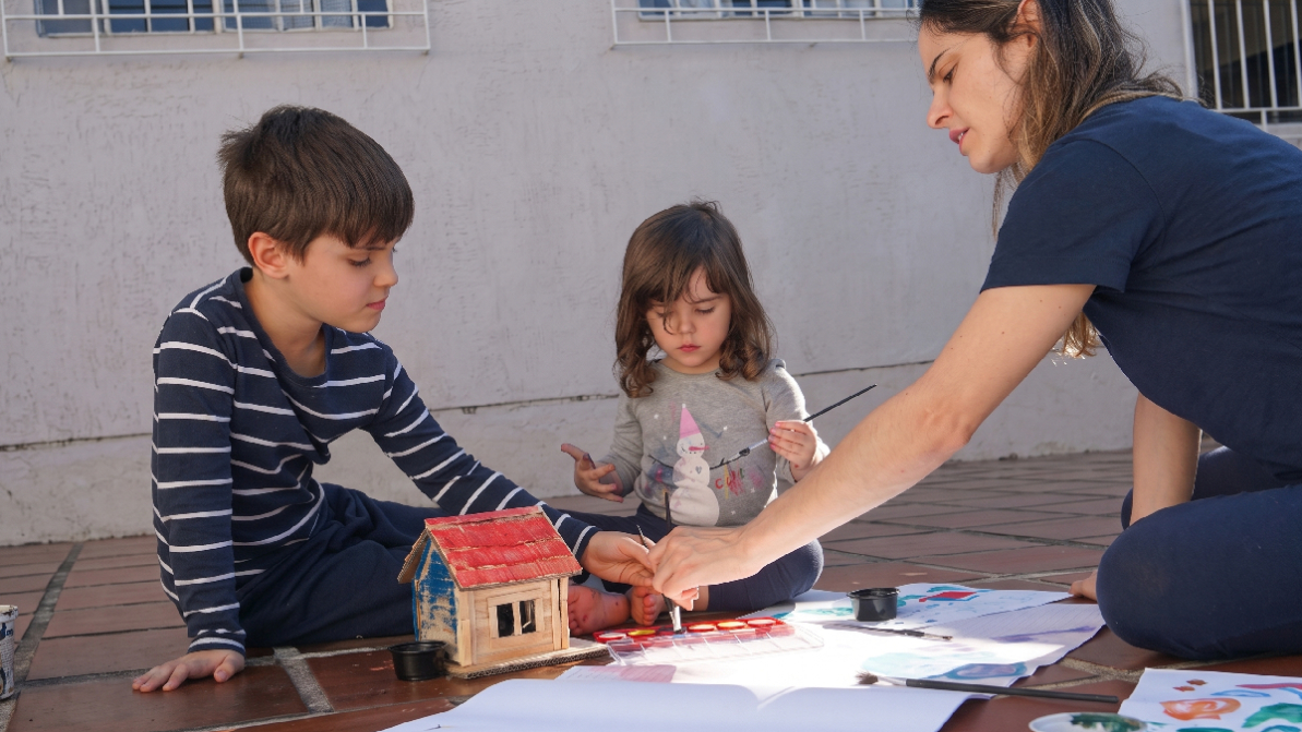 Proteger desde el inicio: la importancia de apoyar a quienes cuidan a la primera infancia