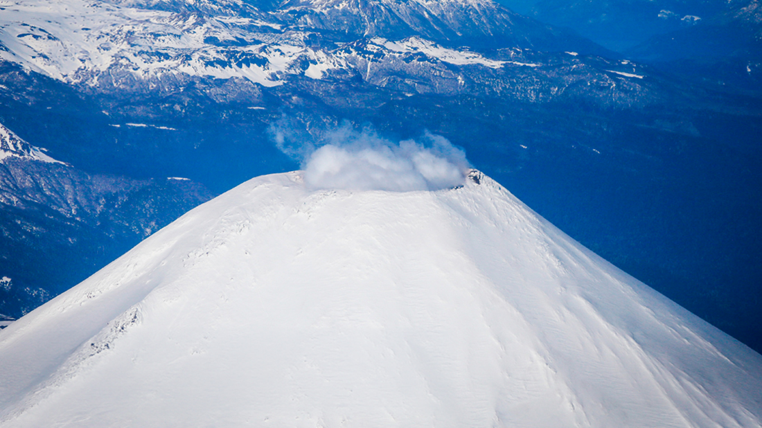 Senapred inicia monitoreo ante actividad de complejos volcánicos Nevados de Chillán y Villarrica