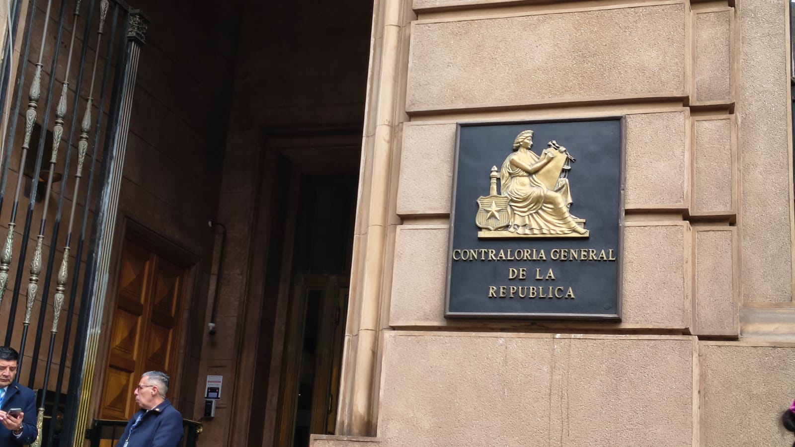 Contraloría detecta 7.207 funcionarios públicos que viajaron al extranjero con licencias médicas en 2025