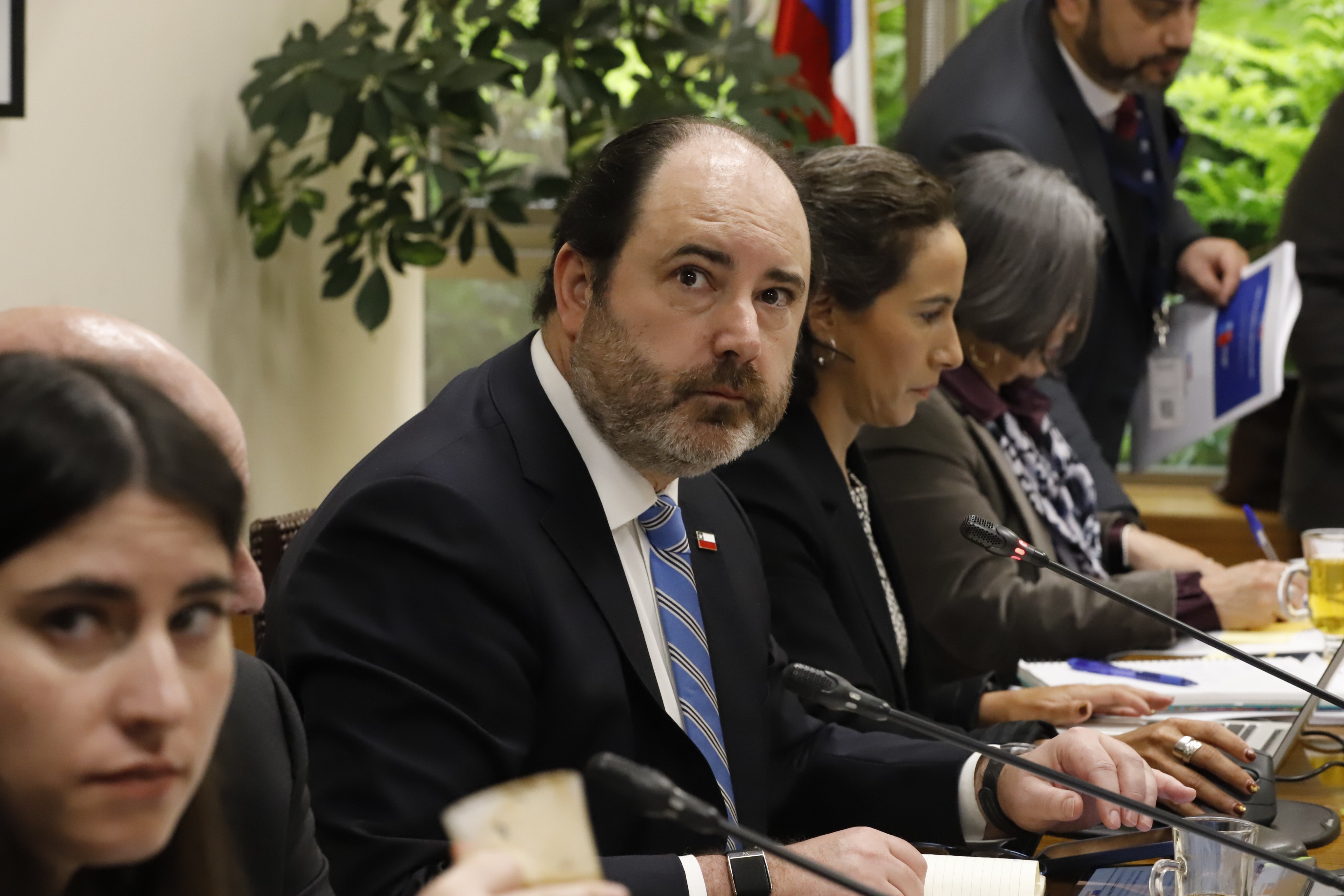 Ministro Rau llama a no tomar decisiones apresuradas tras pérdidas de fondos de AFP
