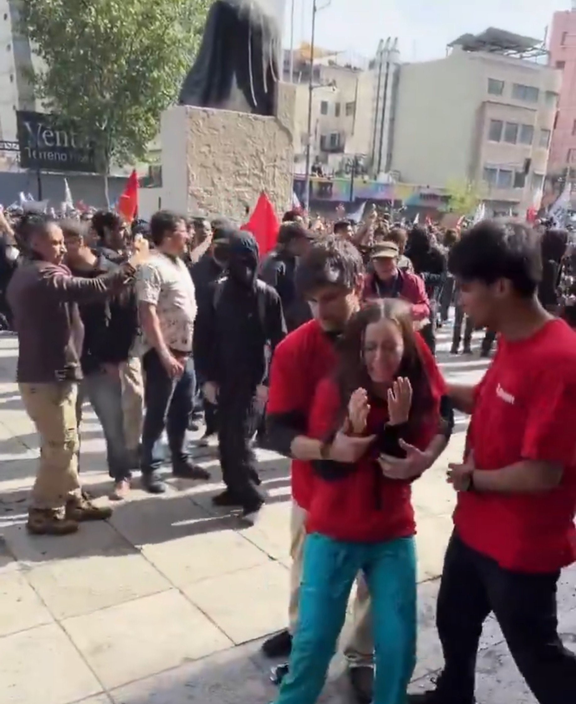 Denuncian en Contraloría a Codina por “falta de servicio” tras agresión a estudiantes UC que protestaban contra paro de Confech