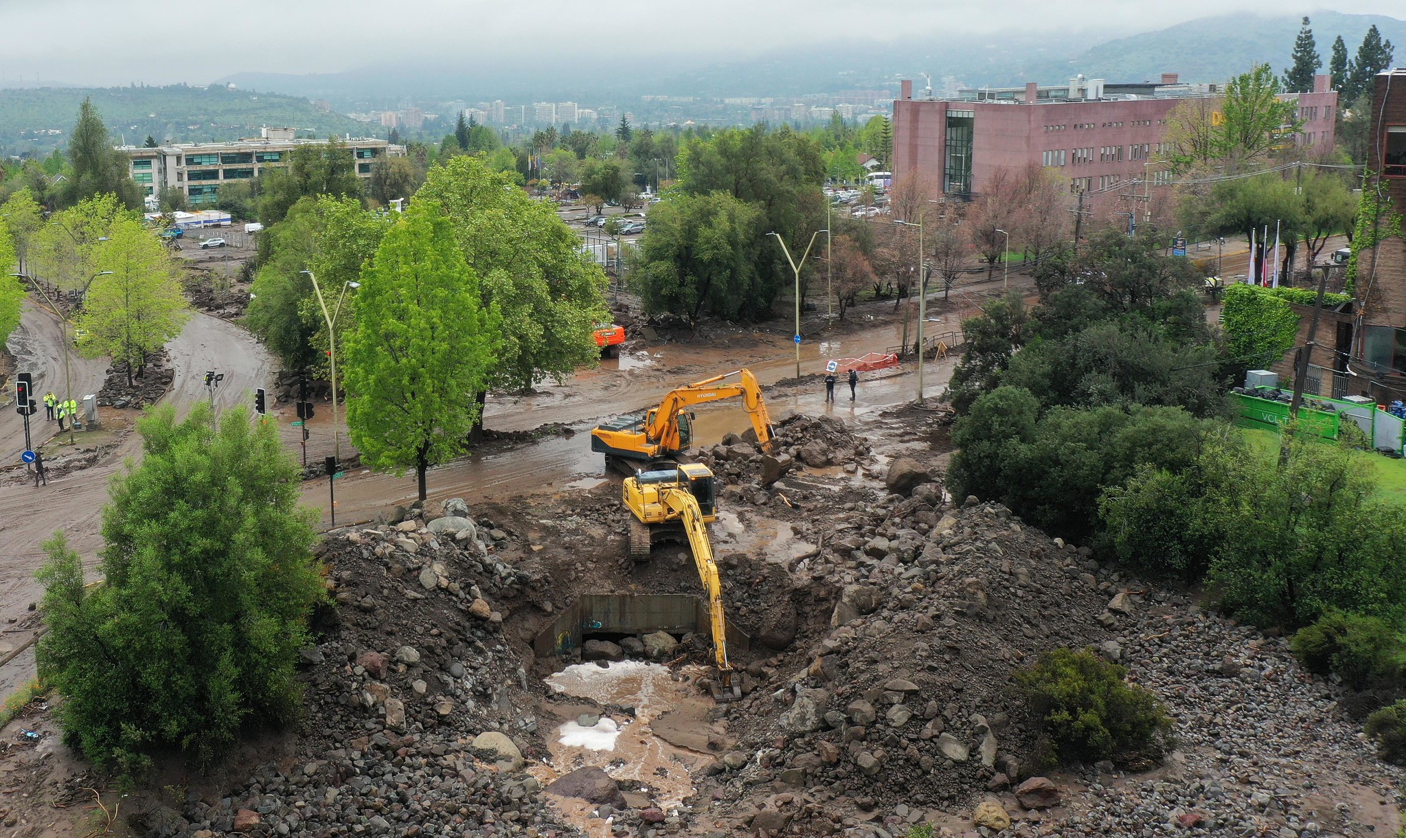 Municipalidad de Las Condes acota perímetro directamente afectado por el aluvión