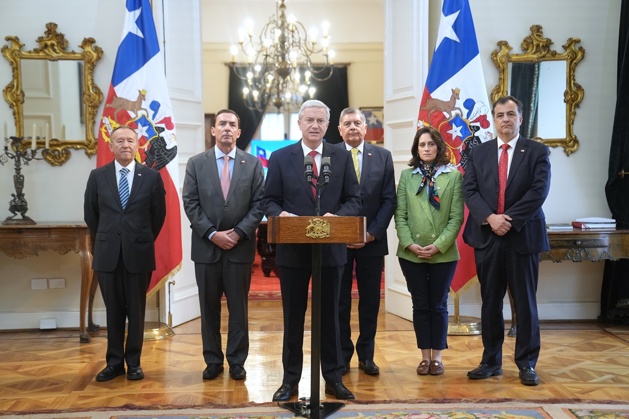 Pdte Kast reconoce a víctimas que el “Estado les falló” al otorgar rebaja de penas, pero da un espaldarazo a Rabat