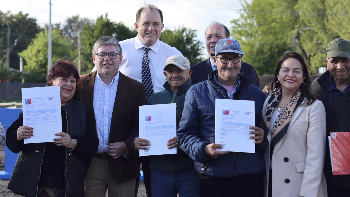 Ministro Ivan Poduje entrega 86 subsidios habitacionales en Negrete: 47 familias provienen de campamentos históricos