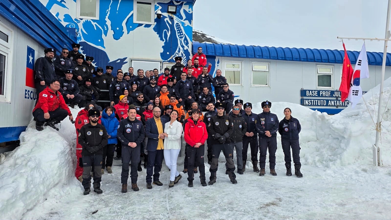 Científicos realizan el primer matrimonio chileno en la Antártica luego de 16 años