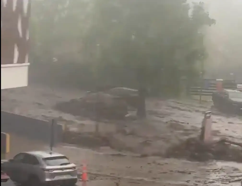 URGENTE desborde de canal en sector San Carlos de Apquindo provoca aluvión