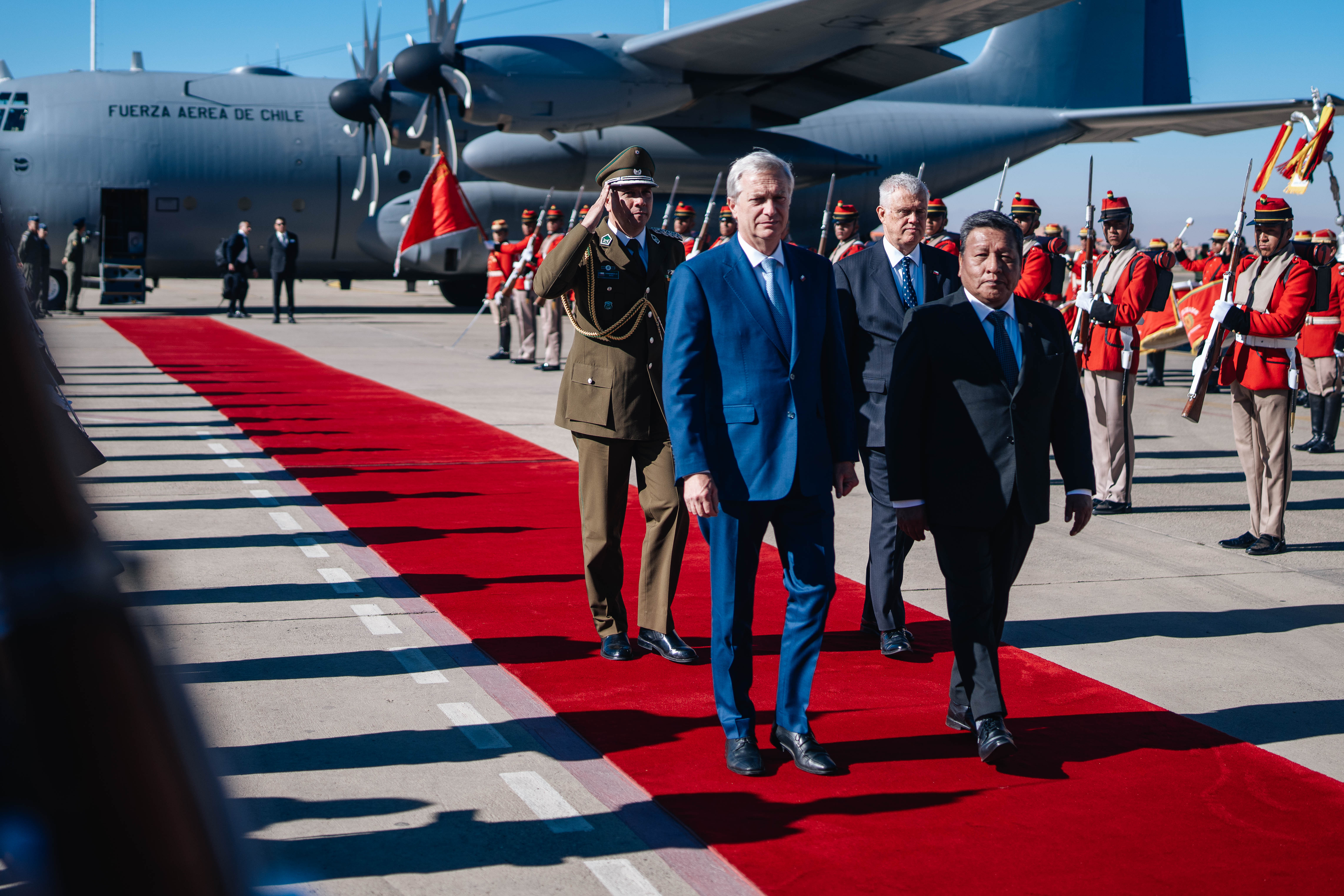 Pdte Kast llega a Bolivia en la primera visita oficial de un mandatario chileno en 71 años