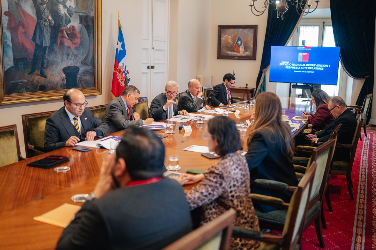 Pdte Kast revisa plan preventivo de incendios forestales junto al Comité Político y Senapred