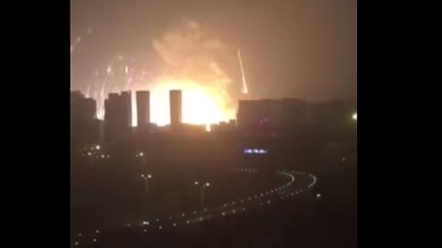 China: Explosiones en puerto de Tianjin, se trataría de un barco con municiones