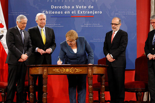 Bachelet firma proyecto de ley que regula el voto de los chilenos en el extranjero