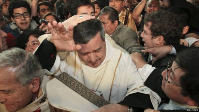 Obispo de Osorno se ciñe con fuerza la mitra