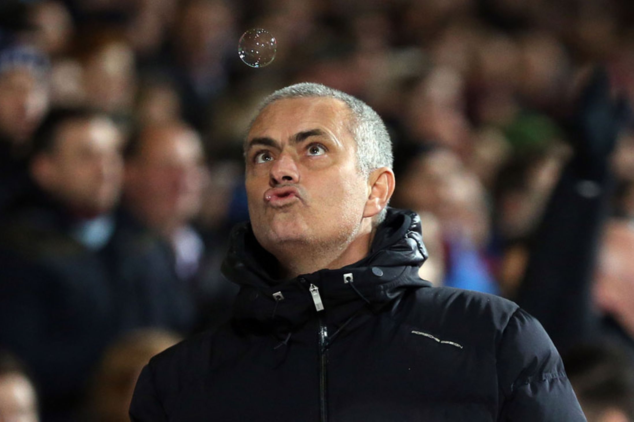 Manager de Chelsea admite mala relación entre Mourinho y jugadores