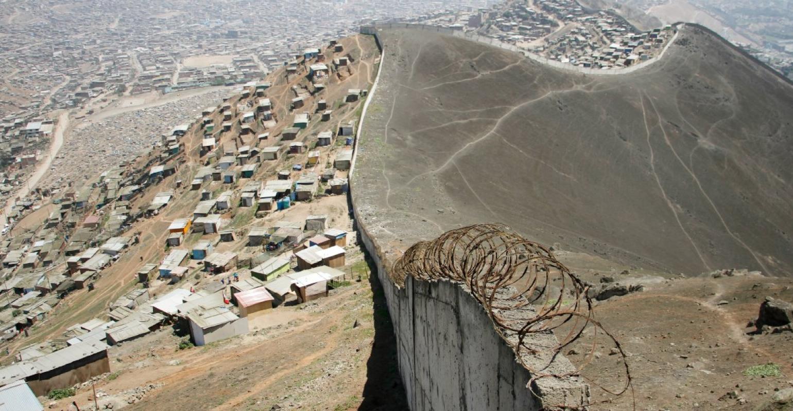 Dron sobrevuela “muro de la vergüenza” de Perú
