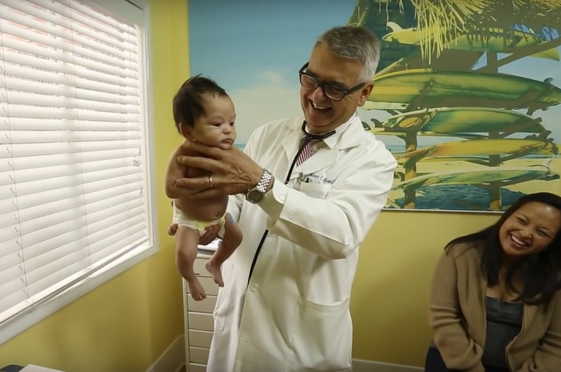 Conoce la técnica del Doctor Hamilton para calmar a un bebé