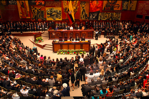 Congreso de Ecuador aprueba reelección indefinida para todas las autoridades