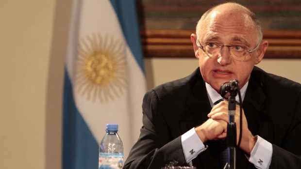 Argentina: Ex canciller Timerman imputado por caso AMIA