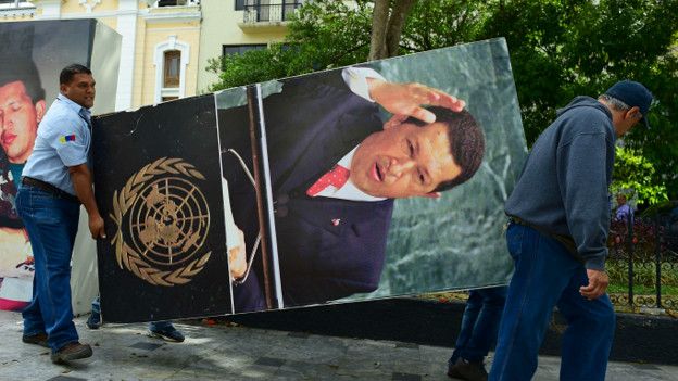 La simbólica retirada de los retratos de Chávez de la Asamblea Nacional de Venezuela