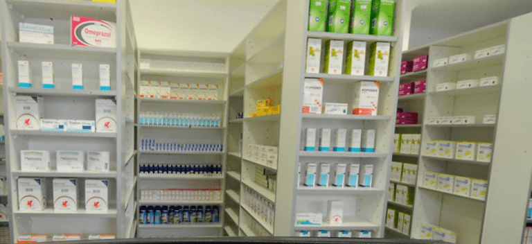 Municipios denuncian que laboratorios venden medicamentos a precios más altos a farmacias populares