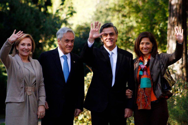 Cuando no basta sólo con dar la cara en una conferencia de prensa (Piñera y Longueira)