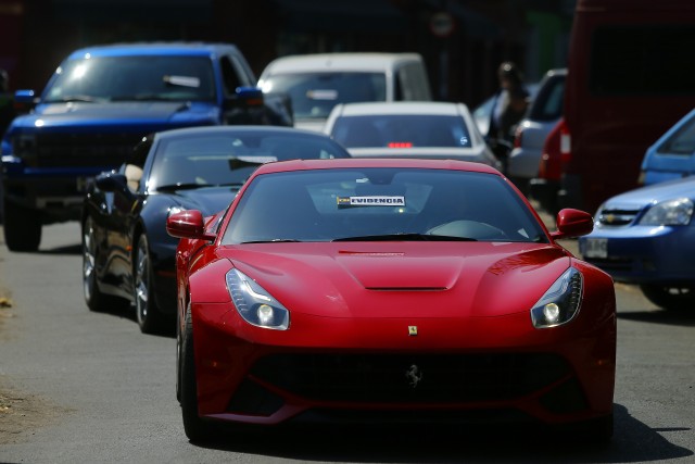 PDI exhibe vehiculos incautados a los ejecutivos de la empresa AC Inversions.