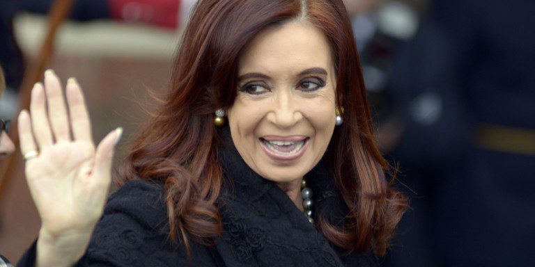 En plena campaña presidencial, juez pide juzgar a Cristina por corrupción pero primero debe desaforarla