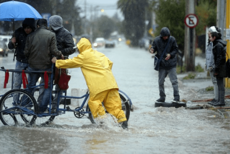 Diputados UDI citarán a Ministros de Obras Públicas y Segegob por graves inundaciones en Santiago