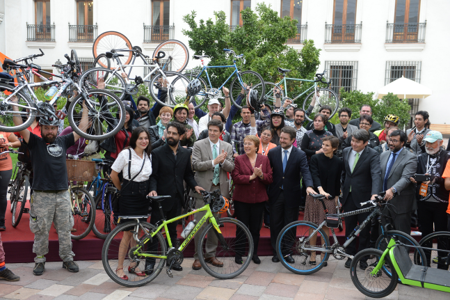 Presidenta Bachelet recibe conclusiones del Foro Mundial de la Bicicleta Chile 2016