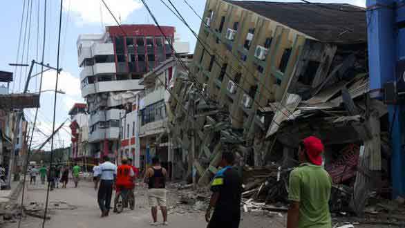 Terremoto Ecuador: aumentan a 235 los muertos y graves daños