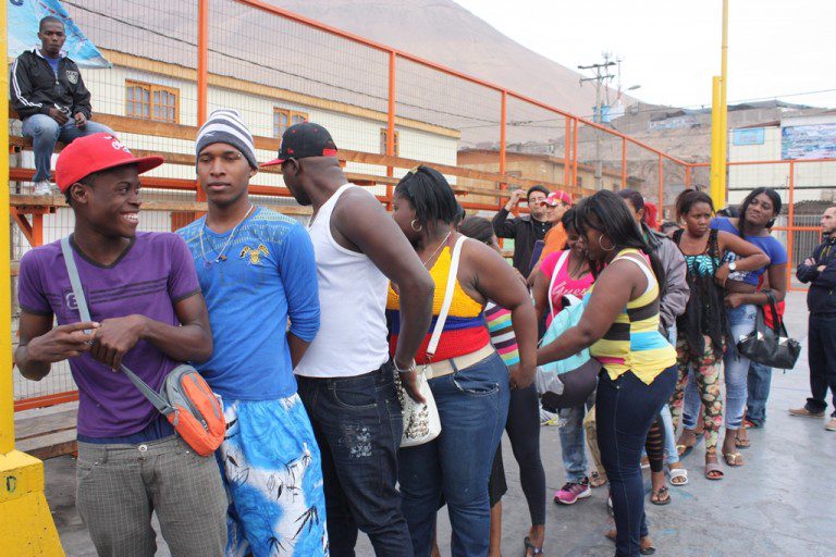 Caos en el extranjero ante nuevas políticas migratorias para haitianos y venezolanos en el país.