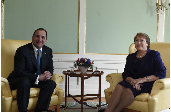 Bachelet aborda en Suecia conflicto con pescadores y pide continúen negociaciones