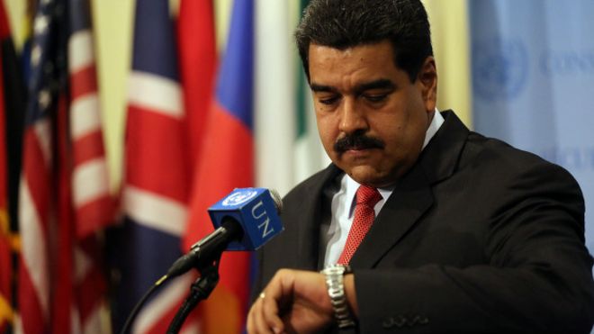 Adelantan media hora relojes en Venezuela