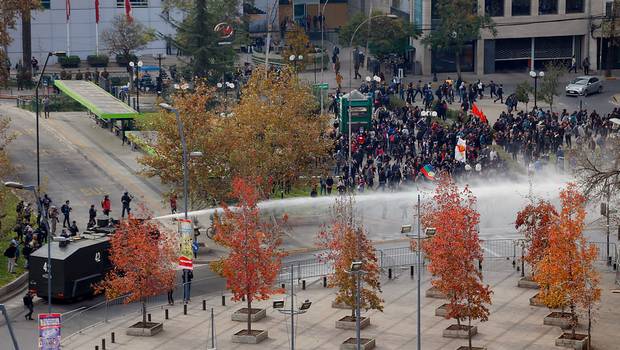 Marcha no autorizada: Estudiantes culpan a Burgos y a Orrego por incidentes