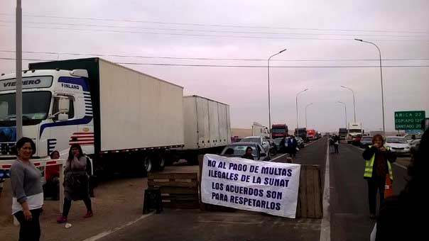 Arica-Tacna: Camioneros bloquean vía fronteriza por multas de Aduanas de Perú