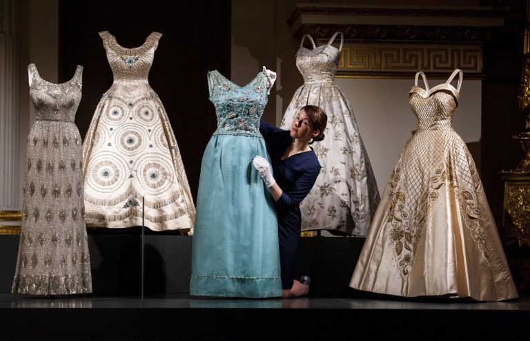 Espectacular exposición de la ropa de la Reina Isabel II